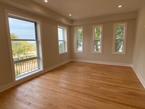 1055 W Pratt Blvd in Chicago, IL - Building Photo - Building Photo