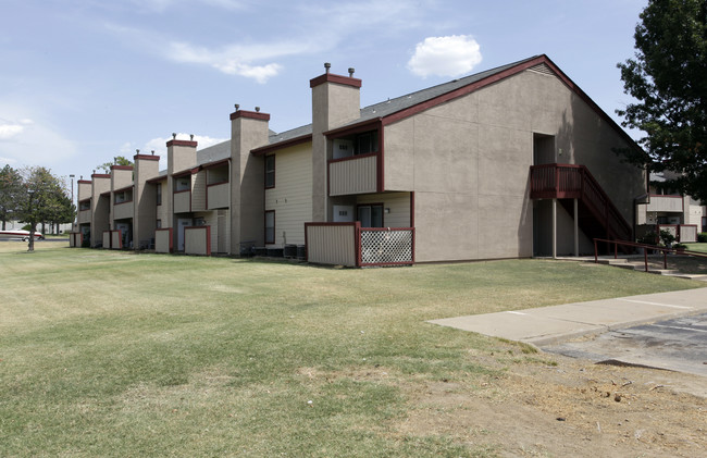 Oak Tree Village in Tulsa, OK - Building Photo - Building Photo