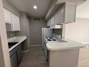 8801 Glencrest Apartments in Houston, TX - Building Photo - Building Photo