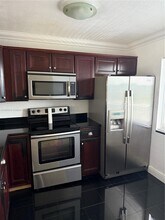 8600 N Sherman Cir in Miramar, FL - Foto de edificio - Building Photo