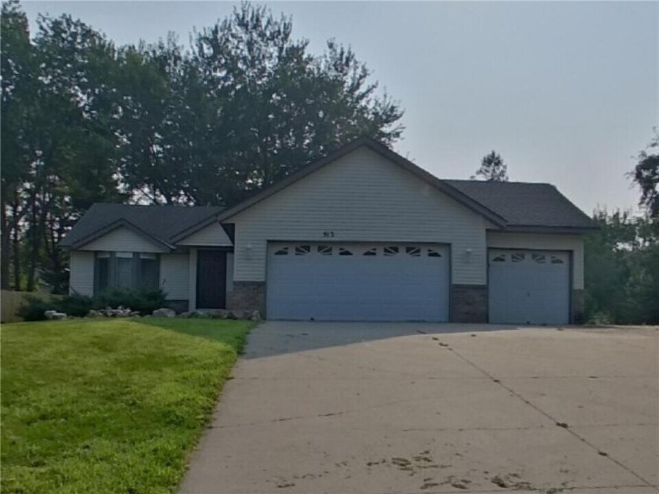 512 Green Ave SE in Watertown, MN - Building Photo