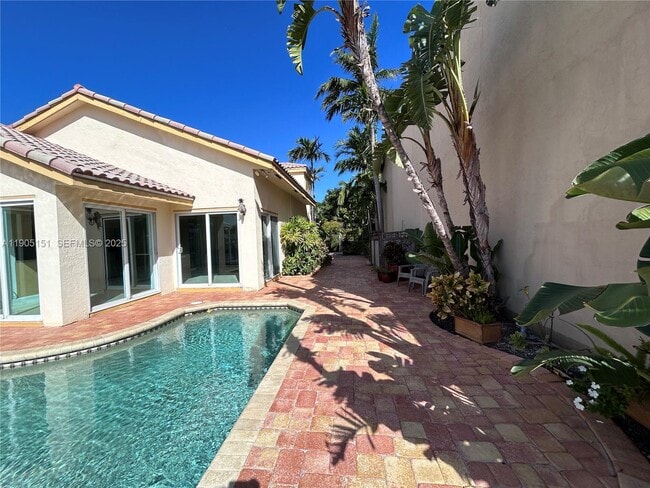 property at 484 Commodore Cir