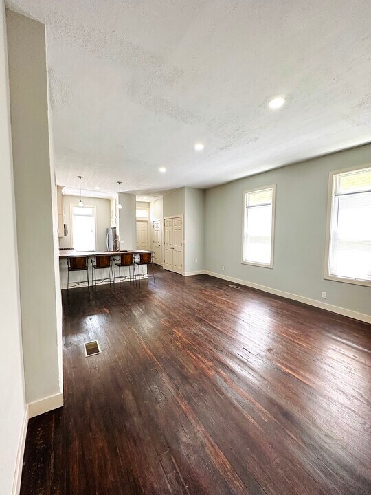 2239 Flora St in Cincinnati, OH - Foto de edificio