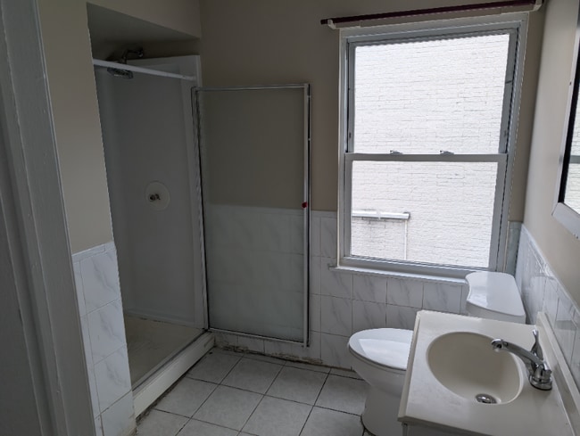 136 Duffy Ave in Hicksville, NY - Foto de edificio - Building Photo