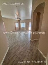 10821 Tamarron Dr in Bakersfield, CA - Building Photo - Building Photo