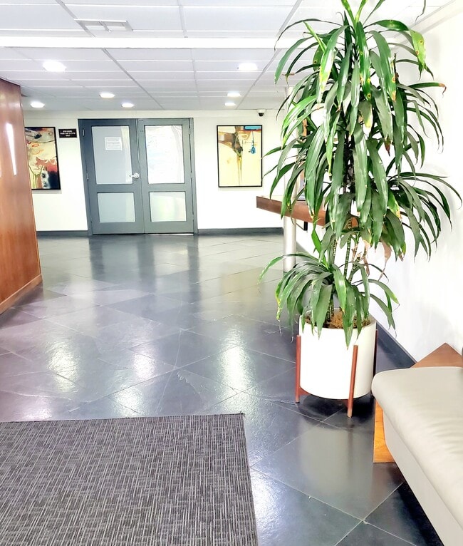 750 N Kings Rd, Unit #120 in Los Angeles, CA - Foto de edificio - Building Photo