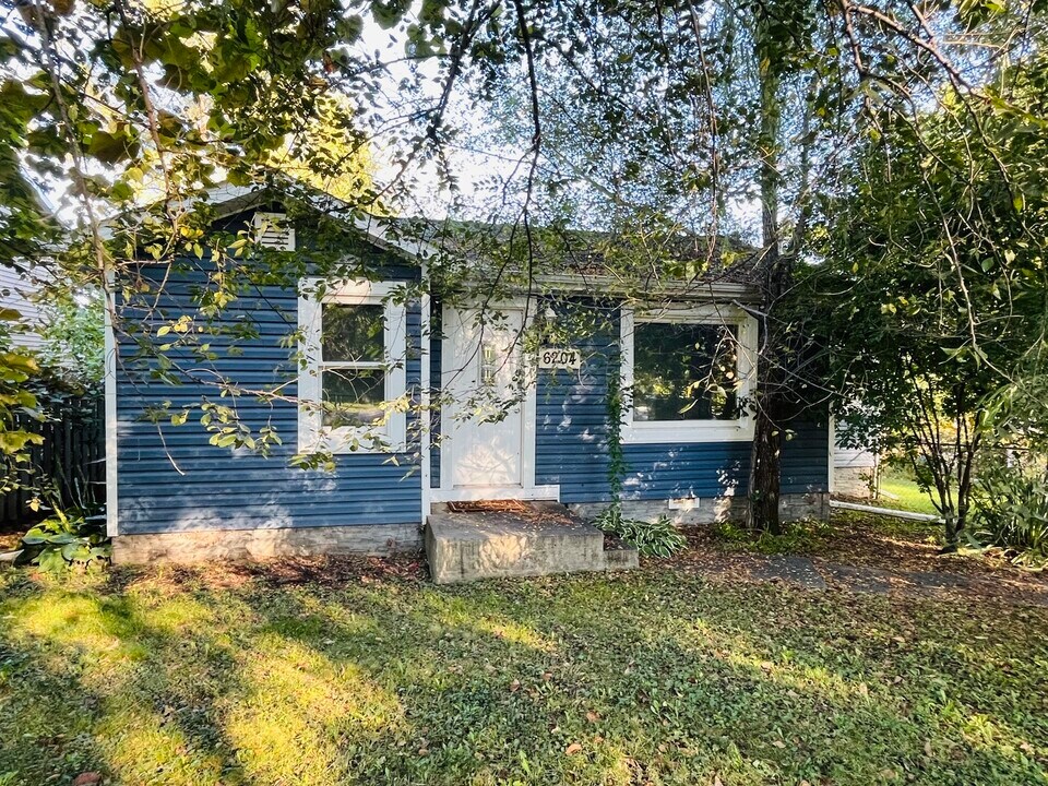 6204 Hillcrest Rd in Cary, IL - Building Photo