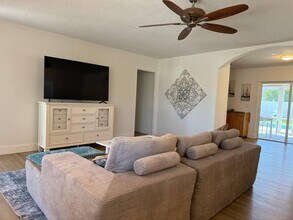 516 E Whitney Dr in Jupiter, FL - Building Photo - Building Photo