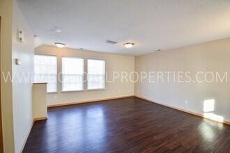 15211 Greenbelt Dr in Urbandale, IA - Building Photo - Building Photo