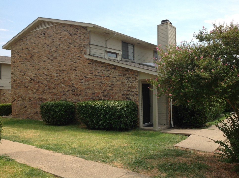 Rosehill Townhomes in Garland, TX - Building Photo