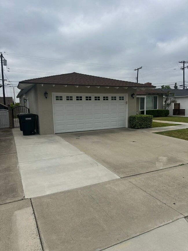 2516 E Monroe Ave in Orange, CA - Building Photo - Building Photo