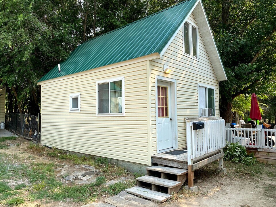 18.5 Dalley Rd in Riverton, WY - Building Photo