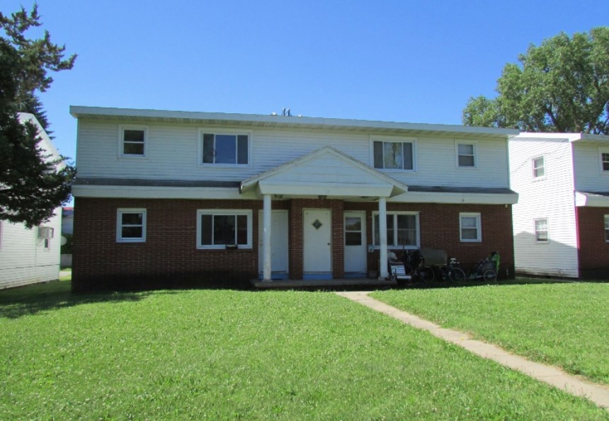 221 Miriam Dr in Waterloo, IA - Building Photo