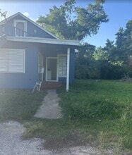 310 N Rock Island St in Angleton, TX - Building Photo - Building Photo