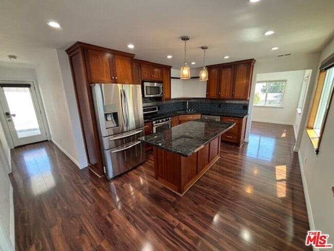 2535 Mary St in Montrose, CA - Building Photo - Building Photo