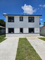 1827 NW 68th St in Miami, FL - Building Photo