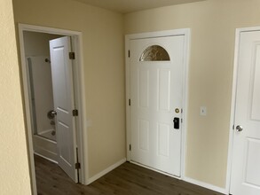 560 Greenbrier Dr, Unit 209 in Oceanside, CA - Foto de edificio - Building Photo