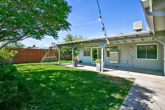 45422 Raysack Ave in Lancaster, CA - Foto de edificio - Building Photo