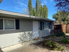 749 NE 20th Pl, Unit 1 in Hillsboro, OR - Building Photo