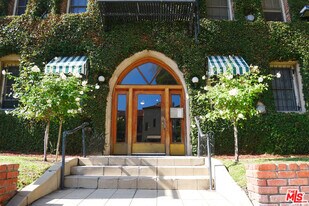 611 Cloverdale Ave in Los Angeles, CA - Building Photo