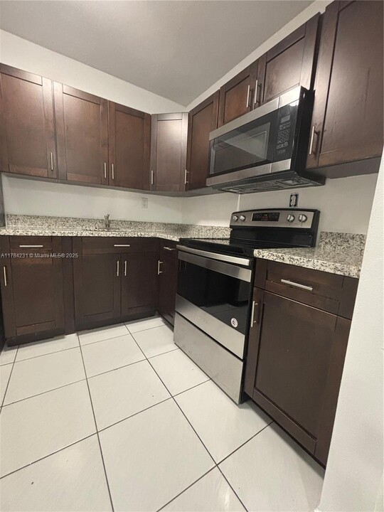 140 Royal Palm Rd in Hialeah Gardens, FL - Foto de edificio