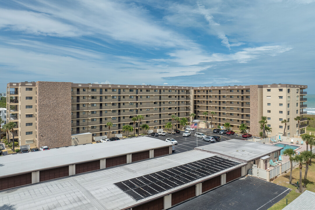 Windward East in Cocoa Beach, FL - Foto de edificio