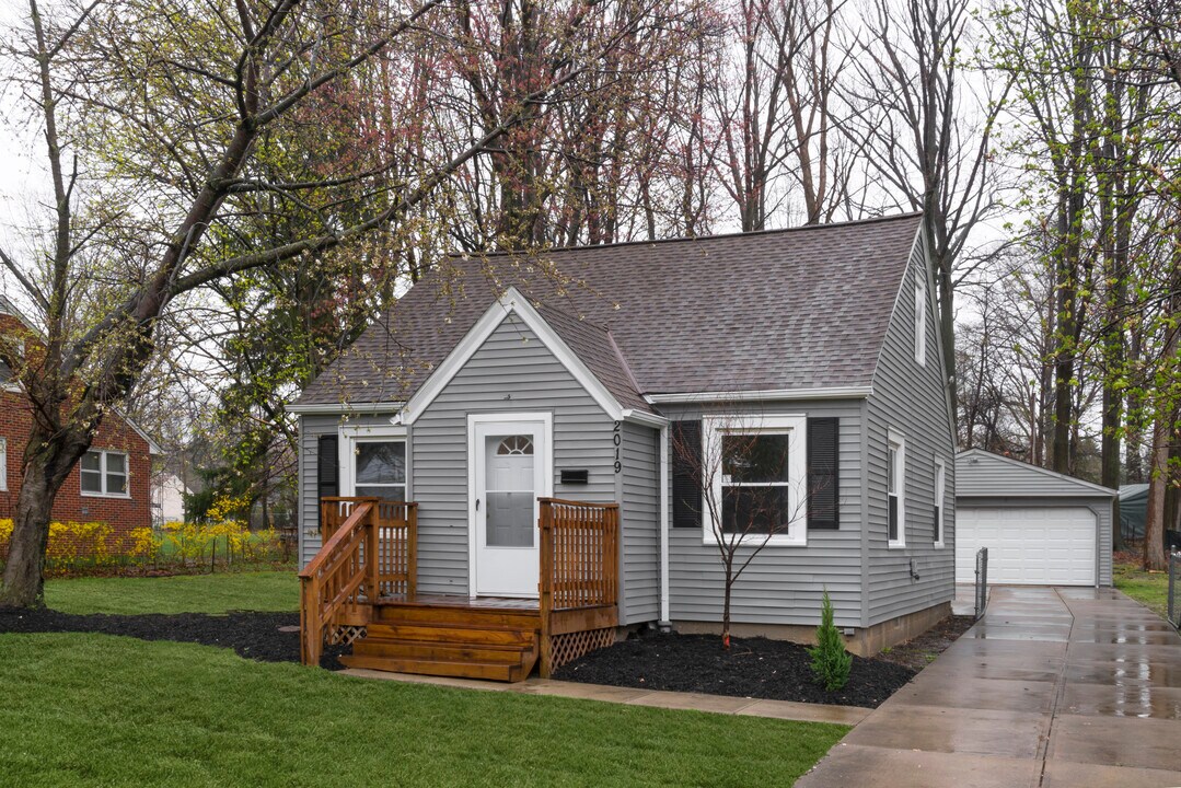2019 Beverly Hills Dr in Richmond Heights, OH - Building Photo
