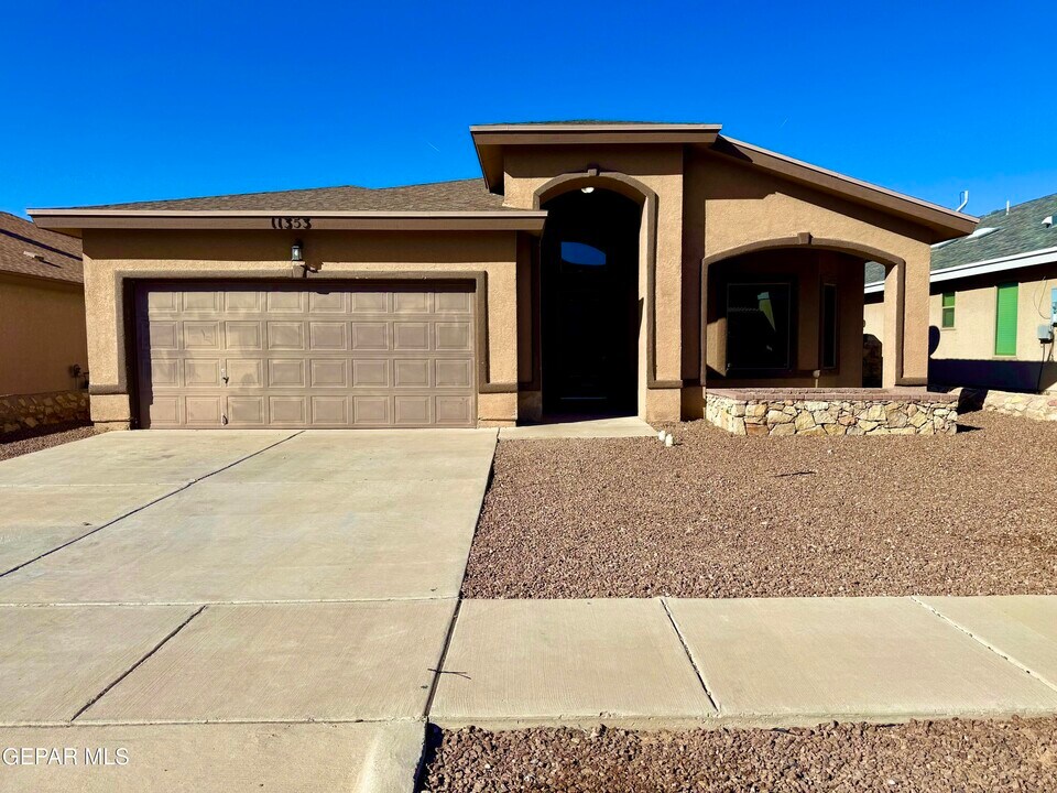 11353 Bullseye St in El Paso, TX - Building Photo