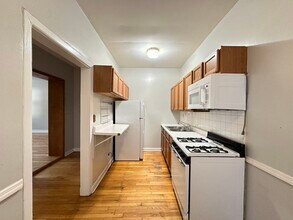 1034 W George St, Unit J01W in Chicago, IL - Building Photo - Building Photo