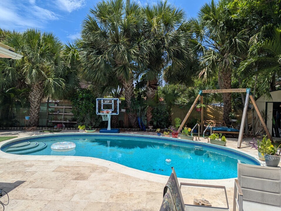 2220 NE 37th St in Lighthouse Point, FL - Building Photo
