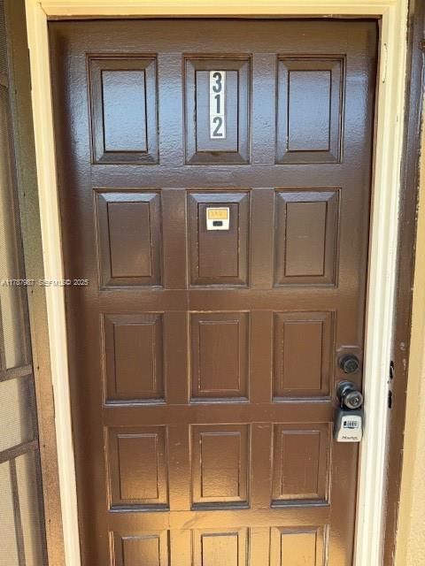 6101 N Falls Cir Dr in Lauderhill, FL - Foto de edificio - Building Photo