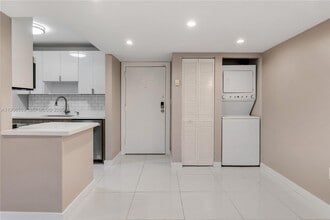 8095 NW 8th St in Miami, FL - Building Photo - Building Photo