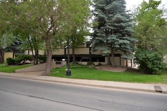 Canyon Crest Apartments in Boulder, CO - Foto de edificio - Building Photo