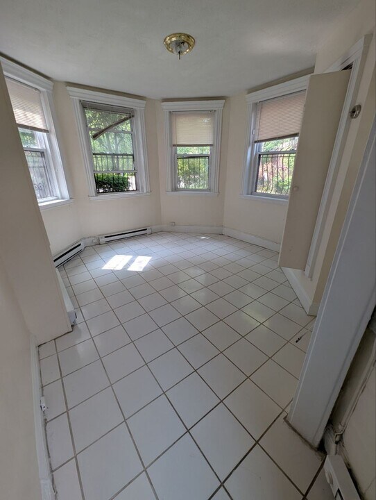 382 Riverway, Unit 1 in Boston, MA - Foto de edificio