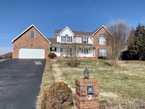 124 Charlton Ct in Bluff City, TN - Building Photo - Building Photo