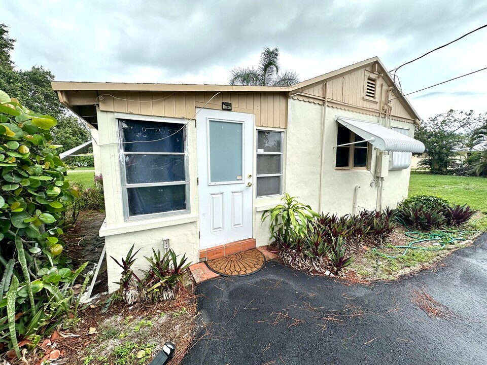 4743 Purdy Ln in West Palm Beach, FL - Foto de edificio
