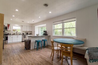 2332 S Clover Dr in Fayetteville, AR - Building Photo - Building Photo