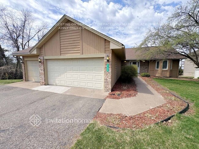21020 Floral Bay Dr N in Forest Lake, MN - Foto de edificio - Building Photo