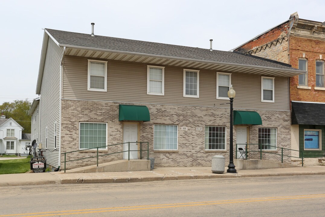 105 N Elm St in Franklin Grove, IL - Foto de edificio