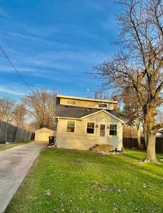 519 N Park St in Westmont, IL - Building Photo