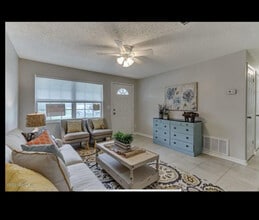 4261 Key Largo Dr in Jacksonville, FL - Foto de edificio - Building Photo