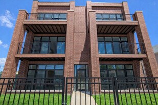 4744 W Addison St in Chicago, IL - Building Photo