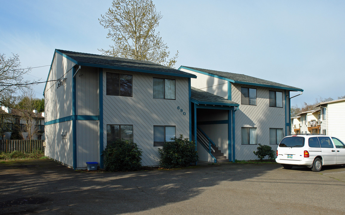 690 Airport Rd SE in Albany, OR - Building Photo