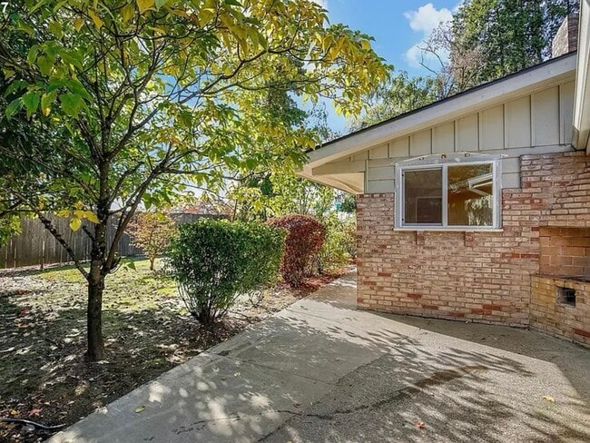 1005 NE Newall Rd in Newberg, OR - Building Photo - Building Photo