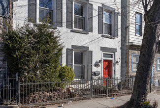 302 3rd St in Jersey City, NJ - Building Photo - Building Photo