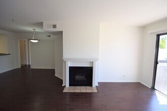 3960 Carpenter Ave, Unit 306 in Los Angeles, CA - Foto de edificio - Building Photo
