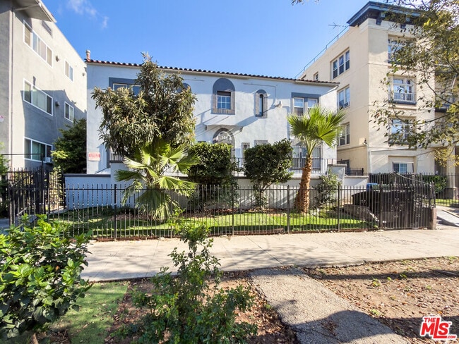 504 S Rampart Blvd in Los Angeles, CA - Foto de edificio - Building Photo