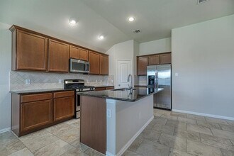 1502 Star Meadow in Kyle, TX - Foto de edificio - Building Photo
