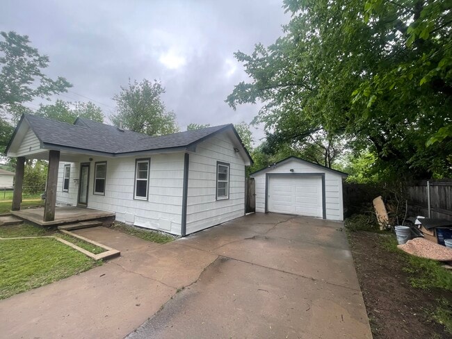 11 N Howard St in Edmond, OK - Building Photo - Building Photo