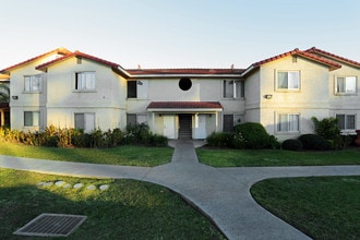 Regency Crest Apartments in Vista, CA - Foto de edificio - Building Photo